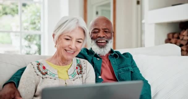 Starsza Para Kanapie Laptopem Uśmiech Relaks Miłości Małżeństwa Międzyrasowe Online — Wideo stockowe
