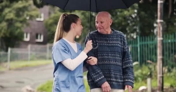 Paraguas Enfermera Caminar Con Anciano Aire Libre Barrio Parque Para — Vídeo de stock