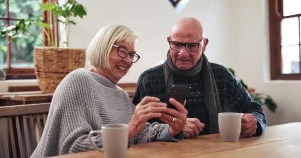 Senior Casal Telefone Com Rolagem Para Mídias Sociais Lendo Artigo — Vídeo de Stock