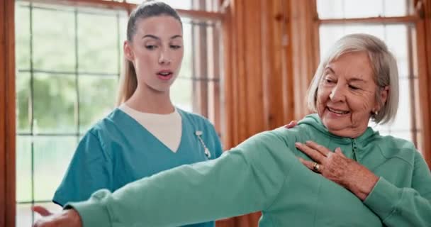 Fysiotherapie Verpleegkundige Senior Vrouw Met Halter Stretching Gezondheidszorg Met Revalidatie — Stockvideo