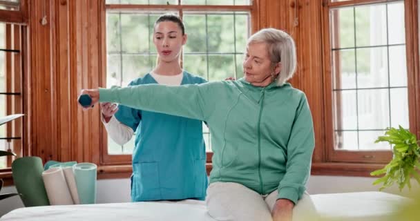 Idősebb Testsúllyal Edzéshez Fizioterapeutával Fizikoterápiás Klinikán Rehabilitációra Női Egészségügyi Dolgozó — Stock videók