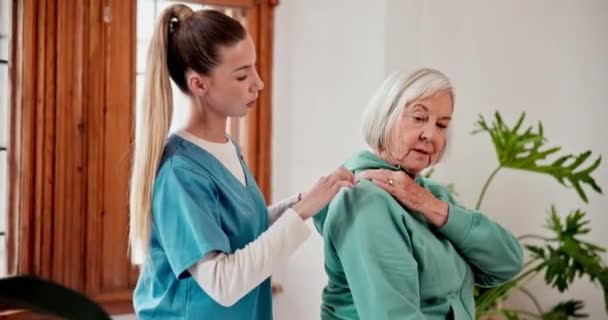 Médico Lesão Mulher Idosa Para Dor Ombro Para Massagem Fisioterapia — Vídeo de Stock