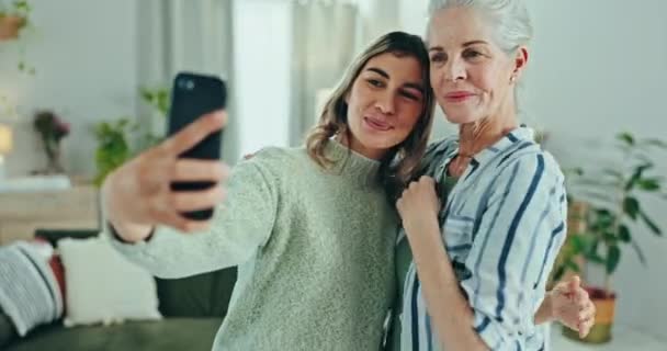 Amor Selfie Mujer Con Madre Mayor Una Sala Estar Con — Vídeos de Stock