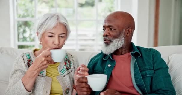 老夫老妻 沙发上的咖啡 客厅里的照顾和婚姻支持 成熟的男人 女人或跨种族的爱 在家里一起放松 退休或笑着喝浓缩咖啡 — 图库视频影像