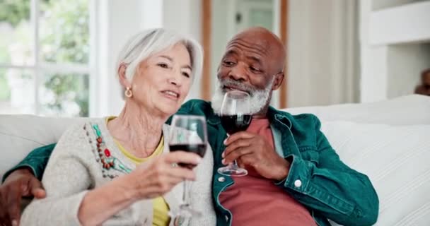 Miłość Różnorodność Wino Parą Seniorów Pijących Alkohol Kanapie Salonie Swojego — Wideo stockowe