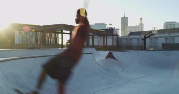 Человек Скейтборд Трюк Парке Открытом Воздухе Спорта Свободы Тренировки Солнечным — стоковое видео