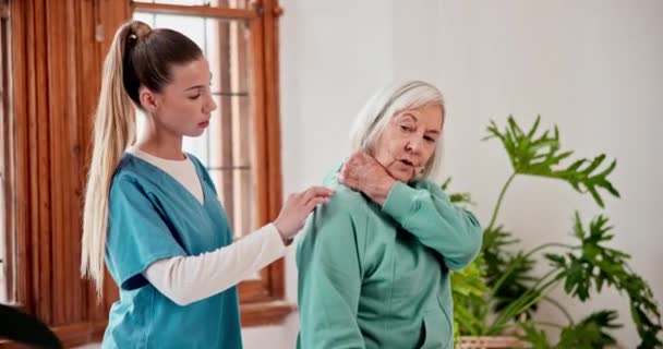 Physiotherapeutin Krankenschwester Und Seniorin Mit Schulterschmerzen Beratung Und Gesundheitsfürsorge Mit — Stockvideo