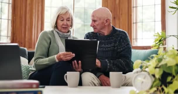 Finans Dokumenter Senior Par Sofa Forvirret Skat Revision Til Konkurs – Stock-video