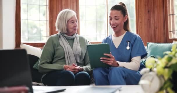 养老院 老年妇女或护士与平板电脑成绩 医疗检查信息或数字报告在线 病史或成熟病人咨询医护人员或治疗师的意见 — 图库视频影像