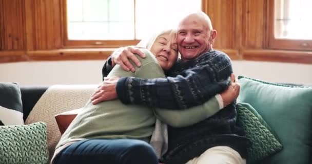 Любовь Лицо Пожилая Пара Обнимаются Диване Поддержкой Заботой Доверием Своем — стоковое видео