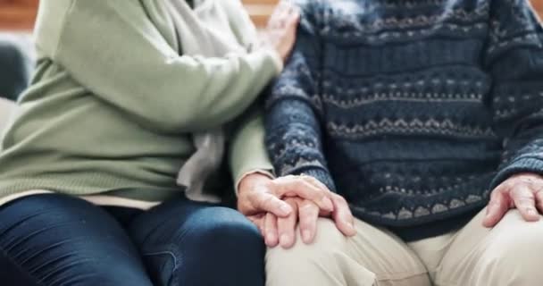 老年人 夫妻和手牵着手 在客厅的沙发上为退休的老人提供移情 支持和照顾 老年人 男人和女人 同情和热爱沙发上的关系或承诺 — 图库视频影像