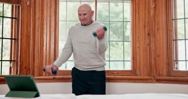 Senior Mand Håndvægt Motion Eller Tablet Alderdomshjem Online Tutorial Fitness – Stock-video