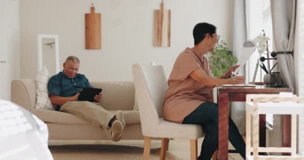 Домашний Ноутбук Пожилая Пара Женщина Работают Над Документами Внештатной Удаленной — стоковое видео