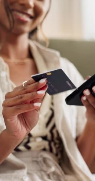Χέρια Τηλέφωνο Και Πιστωτική Κάρτα Για Σπίτι Online Πληρωμή Ηλεκτρονικό — Αρχείο Βίντεο