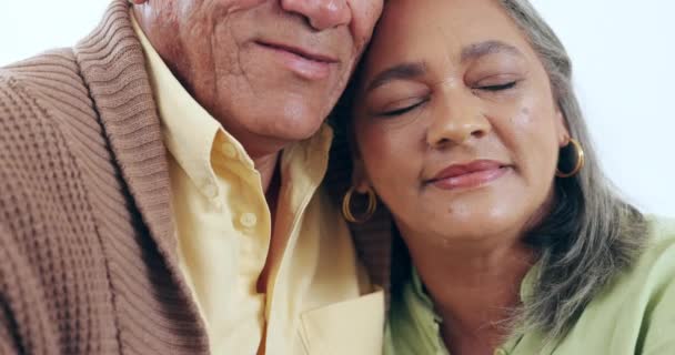 Oudere Echtparen Gelukkig Ogen Dicht Met Knuffel Huwelijk Omhelzing Huis — Stockvideo