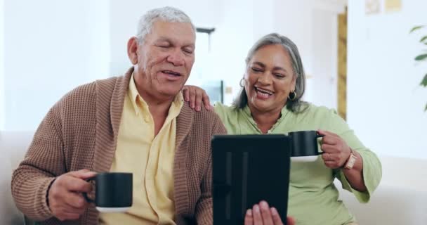 Seniorzy Para Kawa Tablet Wideo Rozmowy Domu Sofa Połączenia Mediami — Wideo stockowe