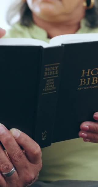 Чоловік Жінка Біблія Читають Віру Релігію Ісуса Християнської Практики Разом — стокове відео