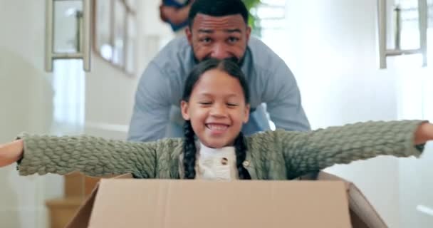 Família Feliz Movendo Nova Casa Empurrando Caixa Para Imóveis Propriedade — Vídeo de Stock