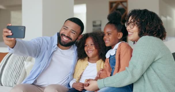 Glückliche Familie Mutter Oder Vater Bei Einem Selfie Mit Kindern — Stockvideo