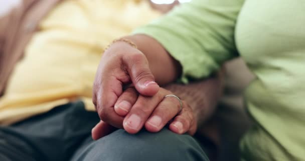 Mãos Dadas Apoio Casal Fecham Sua Casa Por Amor Empatia — Vídeo de Stock