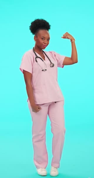 看護師 柔軟な筋肉をヘルスケア エンパワーメント モックアップスペース リーダーシップで信頼します 肖像画 黒人女性 医療専門家が二重 挑戦する — ストック動画