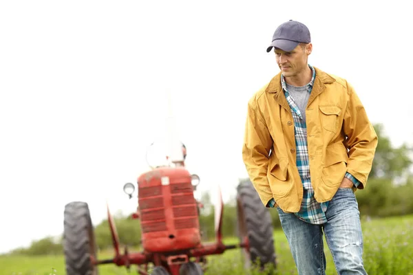 Ztrácím Chvíli Farmář Kráčející Traktorem Zády Poli — Stock fotografie