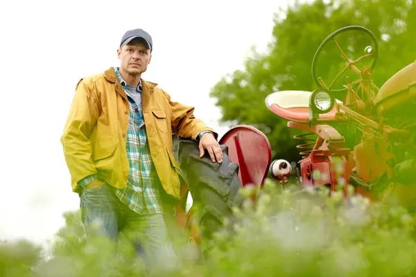 Připraven Další Den Plískanici Portrét Pohledného Farmáře Opírajícího Pneumatiku Svého — Stock fotografie