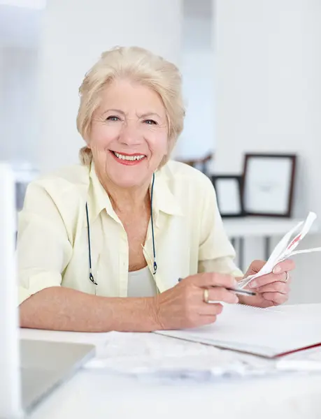 Portret Glimlach Oude Vrouw Met Budget Documenten Spaargeld Belastingen Huis — Stockfoto