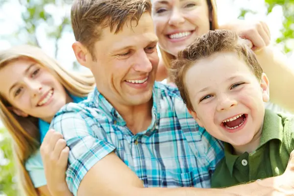 Naurua Hymyä Yhdessä Onnellinen Nuori Perhe Rentoutumassa Yhdessä Aurinkoisena Päivänä — kuvapankkivalokuva