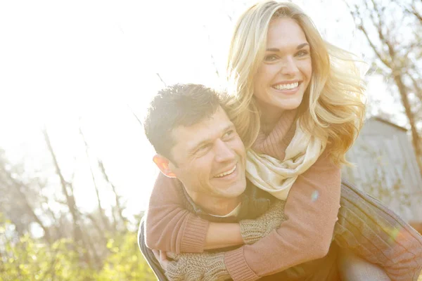 Loves Make Her Smile Happy Man Piggybacking His Girlfriend While — Stock Photo, Image