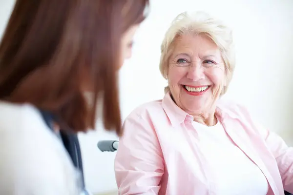 Freundliche Arzt Patienten Beziehungen Senior Health Seniorin Rollstuhl Lächelt Ihre — Stockfoto