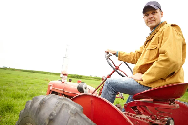 Zor Bir Işe Hazırlanıyorum Bir Çiftçi Traktöründe Oturuyor Açık Bir — Stok fotoğraf
