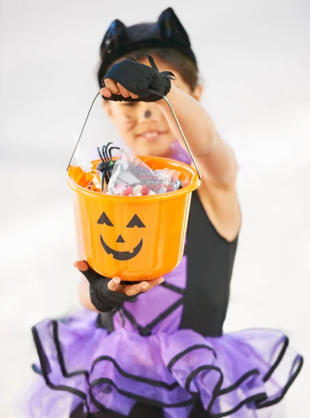 Mira Todo Que Tengo Niña Vestida Con Disfraz Halloween Sosteniendo —  Fotos de Stock