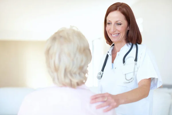 Samvetsgrann Kontroll Beundrad Patient Vänlig Mogen Sjuksköterska Tröstar Sin Äldre — Stockfoto