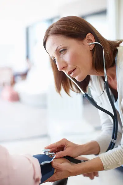 Listening Intently Heartbeat Closeup Mature Nurse Checking Blood Pressure Listening — Stock Photo, Image