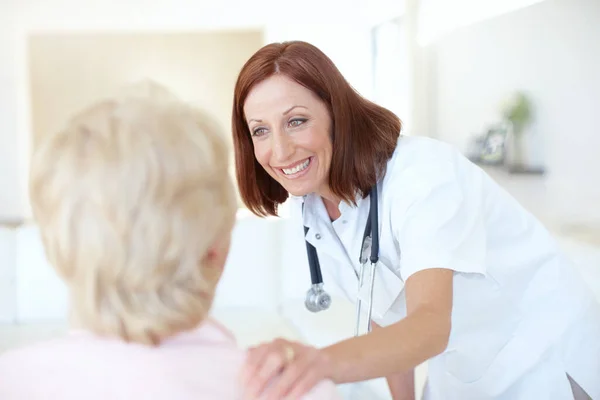 Snabb Kontroll Patienternas Framsteg Vänlig Mogen Sjuksköterska Tröstar Sin Äldre — Stockfoto