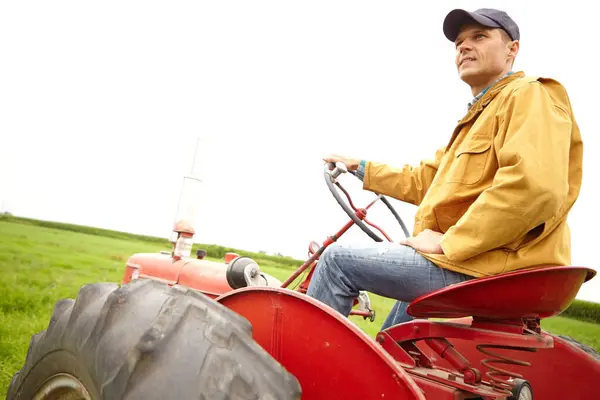 Sedí Rozjímání Farmář Sedící Traktoru Dívající Přes Otevřené Pole Kopírovacím — Stock fotografie