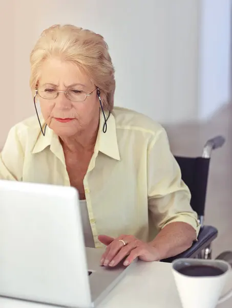 Powiązana Starość Starsza Kobieta Korzystająca Laptopa Domu — Zdjęcie stockowe