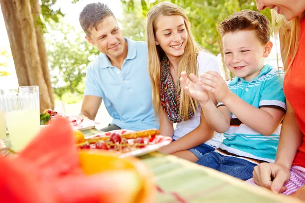 Syödään Onnellinen Nuori Perhe Rentouttava Puistossa Nauttia Terveellisestä Piknikistä — kuvapankkivalokuva