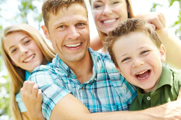 Nauttivat Joka Hetkestä Yhdessä Onnellinen Nuori Perhe Rentoutumassa Yhdessä Aurinkoisena — kuvapankkivalokuva