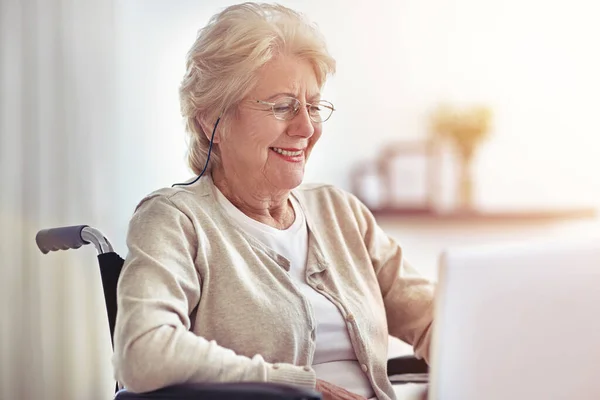 Łatwiejsze Niż Myślałem Starsza Kobieta Korzystająca Laptopa Podczas Siedzenia Wózku — Zdjęcie stockowe