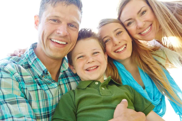 Het Een Hechte Familie Een Schattige Jonge Familie Tijd Doorbrengen — Stockfoto