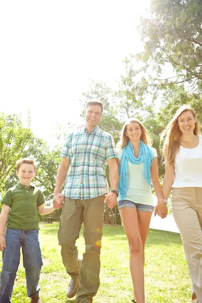 Nautin Perheen Kävelystä Onnellinen Nuori Perhe Kävelee Puistossa Yhdessä Kesäpäivänä — kuvapankkivalokuva