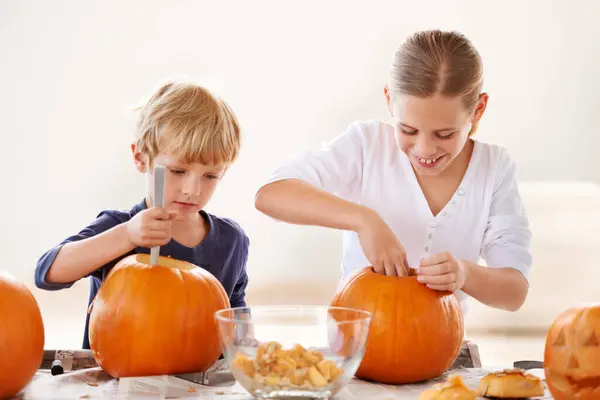 Brother Sister Bonding Brother Sister Hollowing Carving Pumpkins Halloween — Stock Photo, Image