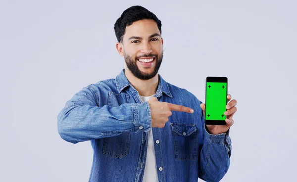智能手机或指绿色屏幕在肖像 嘲笑空间或高兴的广告 在营销跟踪标识 移动应用程序或白色背景的联系人时的阿拉伯人 微笑或脸庞 — 图库照片