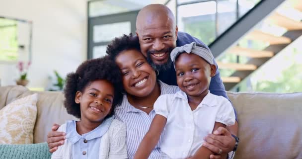 Familia Feliz Retrato Abrazo Sofá Padres Hijos Para Unión Abrazo — Vídeo de stock