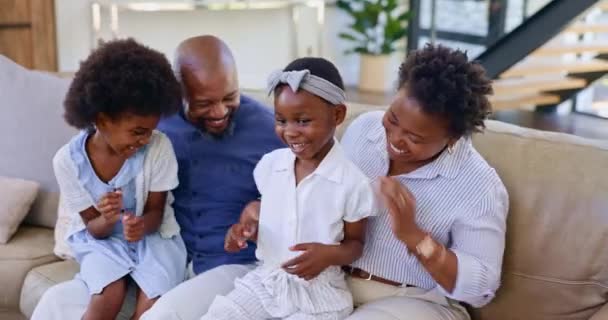 Gelukkige Familie Thuis Kietelen Bank Lachen Kinderen Voor Het Verbinden — Stockvideo