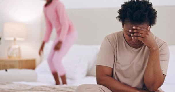 Frustrierte Schwarze Frau Kopfschmerzen Und Kind Bett Mit Adhs Chaos — Stockvideo