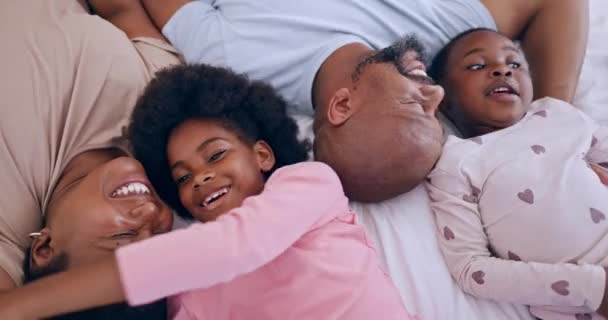 Lachen Ontspannen Zwarte Familie Hebben Plezier Bed Samen Het Moderne — Stockvideo