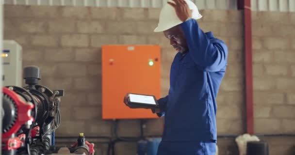 Muž Tablet Stroj Opravy Motoru Pro Zavlažovací Systém Kontrolu Nebo — Stock video